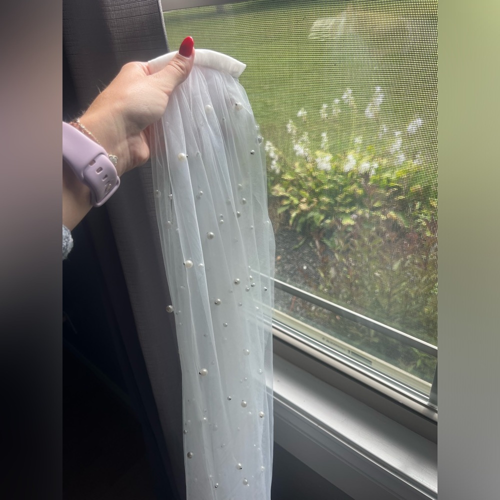 Cathedral pearl ivory veil- never used